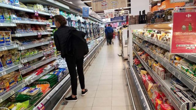 Inflación baja por primera vez en una década