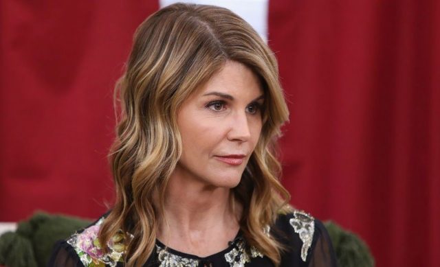 Lori Loughlin se entrega al FBI por escándalo de soborno a universidades Entertainment Tonight - Lori Loughlin se entrega al FBI por escándalo de soborno a universidades