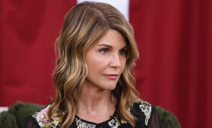 Entertainment Tonight - Lori Loughlin se entrega al FBI por escándalo de soborno a universidades