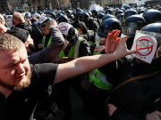 La extrema derecha se enfrenta a la policía de Ucrania Euronews - La extrema derecha se enfrenta a la policía de Ucrania