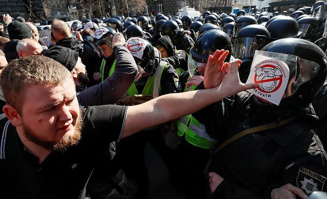 La extrema derecha se enfrenta a la policía de Ucrania Euronews - La extrema derecha se enfrenta a la policía de Ucrania