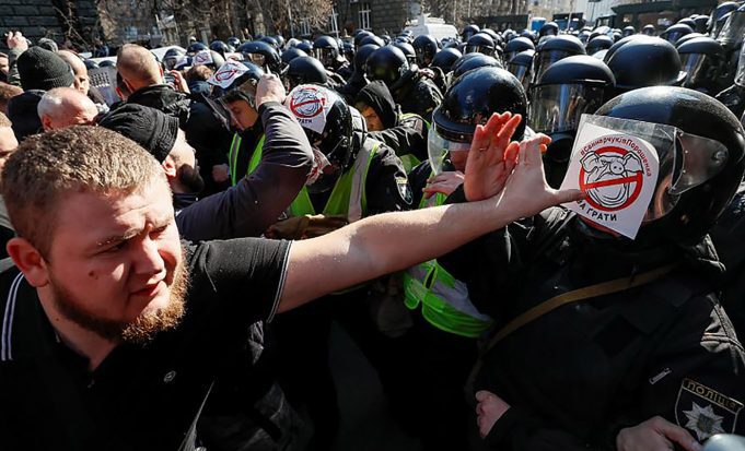 Euronews - La extrema derecha se enfrenta a la policía de Ucrania