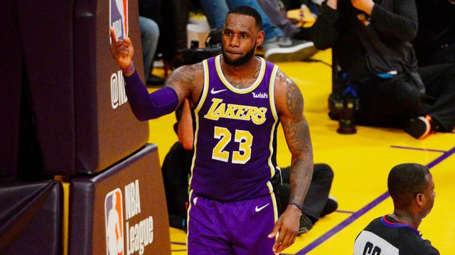 LeBron supera los puntos anotados por Jordan en la NBA