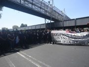 Bomberos salen a manifestarse por salarios y plazas