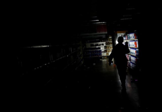 Cuarto día sin luz en Venezuela; reportan muerte de 21 personas hospitalizadas
