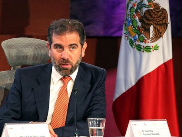 Presidente del INE se ampara por reducción de salario