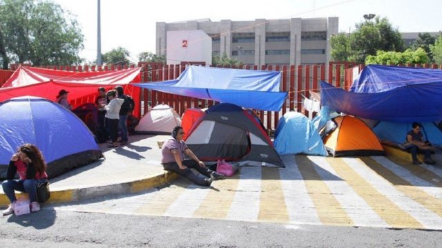 Tras negociación CNTE levantan plantón de San Lázaro