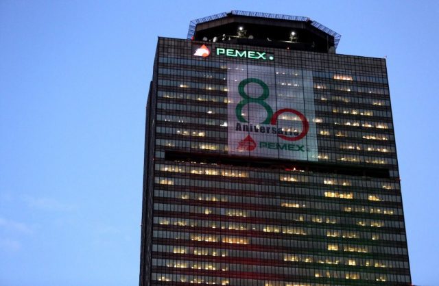 S&P baja de calificación a Pemex