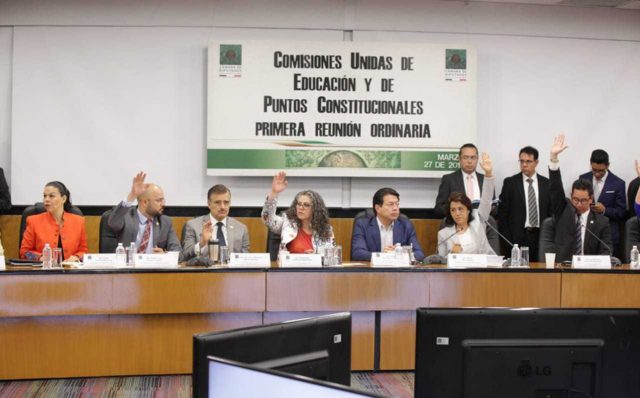 Diputados aprueban en comisiones Reforma educativa; CNTE bloquea San Lázaro