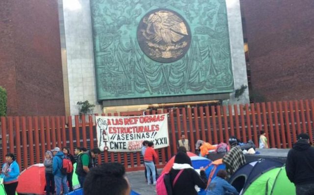 Diputados vuelven a posponer sesión ante bloqueos de la CNTE Llamarán a un diálogo basados en los principios de Parlamento Abierto