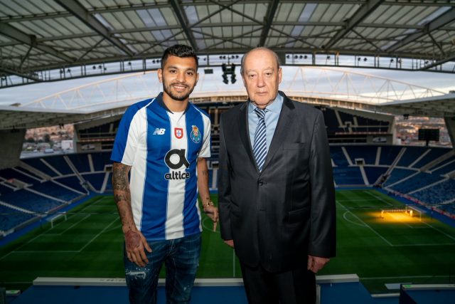 Tecatito renueva contrato con el Porto