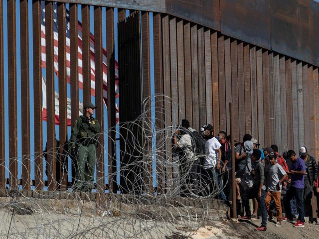 Frontera de EU está al límite de inmigrantes The Nwe York Times - Frontera de EU está al límite de inmigrantes