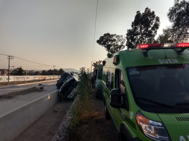 Camión pierde el control y cae a obras del Mexibús en Ecatepec