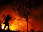 Miles de personas evacuadas por incendio en Corea del Sur 24Horas - De acuerdo con el diario The Washington Post, un incendio en la ciudad de Goseong, en Corea del Sur, provocó la evacuación de miles de personas luego de que los fuertes vientos avivaran las llamas, al grado de representar un enorme peligro para la población cercana. Hasta el momento las cifras oficiales que se conocen es que fueron casi 2 mil 400 habitantes de Goseong las que se tuvieron que evacuar, mientras que de la ciudad de Sokcho se tuvieron que poner a salvo a otras mil 250. Por desgracia las autoridades ya han informado de dos personas fallecidas. Por su parte, un bombero que prefirió mantenerse anónimo dijo que otras 11 personas estaban siendo tratadas por lesiones derivadas del incendio, el cual ya ha consumido cerca de 250 hectáreas de bosques. Por su parte la oficina del Presidente Moon Jae-in informó que ya realizó una reunión de emergencia y llamó a sus funcionarios a desplegar todos los recursos disponibles. Además, la intensidad del viento fue tanta que las autoridades informaron que el fuego se propagó hacia las montañas, por lo que cerca de 800 bomberos fueron desplegados por las autoridades para combatir el incendio, aunque las condiciones climatológicas no han permitido hacer grandes avances en las maniobras.