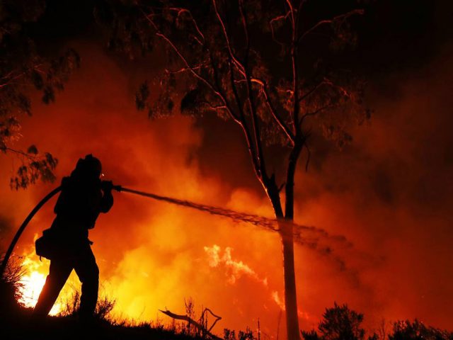 Miles de personas evacuadas por incendio en Corea del Sur 24Horas - De acuerdo con el diario The Washington Post, un incendio en la ciudad de Goseong, en Corea del Sur, provocó la evacuación de miles de personas luego de que los fuertes vientos avivaran las llamas, al grado de representar un enorme peligro para la población cercana. Hasta el momento las cifras oficiales que se conocen es que fueron casi 2 mil 400 habitantes de Goseong las que se tuvieron que evacuar, mientras que de la ciudad de Sokcho se tuvieron que poner a salvo a otras mil 250. Por desgracia las autoridades ya han informado de dos personas fallecidas. Por su parte, un bombero que prefirió mantenerse anónimo dijo que otras 11 personas estaban siendo tratadas por lesiones derivadas del incendio, el cual ya ha consumido cerca de 250 hectáreas de bosques. Por su parte la oficina del Presidente Moon Jae-in informó que ya realizó una reunión de emergencia y llamó a sus funcionarios a desplegar todos los recursos disponibles. Además, la intensidad del viento fue tanta que las autoridades informaron que el fuego se propagó hacia las montañas, por lo que cerca de 800 bomberos fueron desplegados por las autoridades para combatir el incendio, aunque las condiciones climatológicas no han permitido hacer grandes avances en las maniobras.