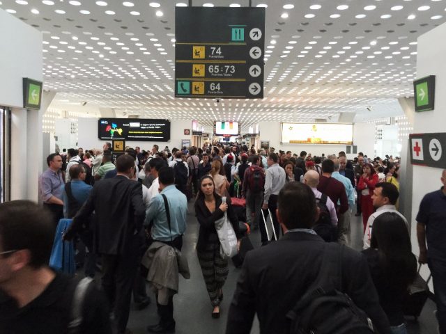 Inicio de vacaciones provoca caos en el Aeropuerto de la Cdmx Eje Central - Inicio de vacaciones provoca caos en el Aeropuerto de la Cdmx