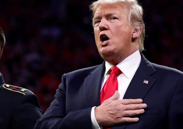 Trump se da golpes de pecho Trump se da golpes de pecho