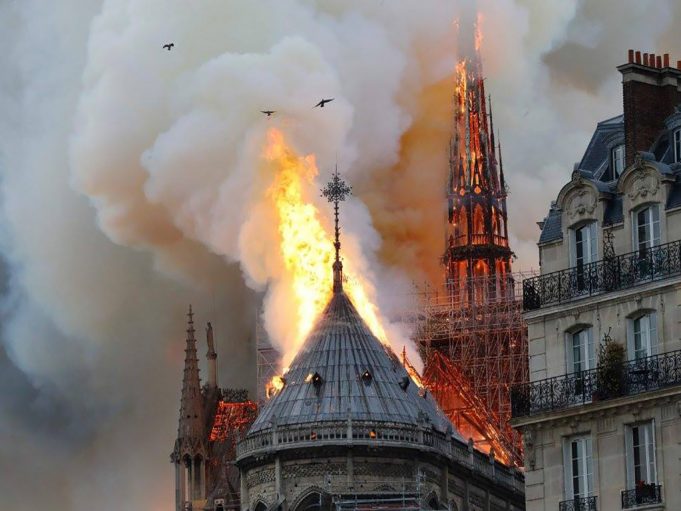 Facebook - Notre Dame en llamas, se incendia la catedral histórica de Francia