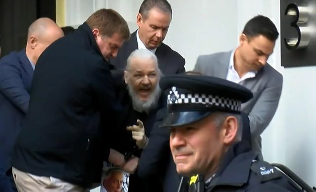 Ecuador retira asilo a Julian Assange y es detenido por autoridades londinenses La Vanguardia - Ecuador retira asilo a Julian Assange y es detenido por autoridades londinenses