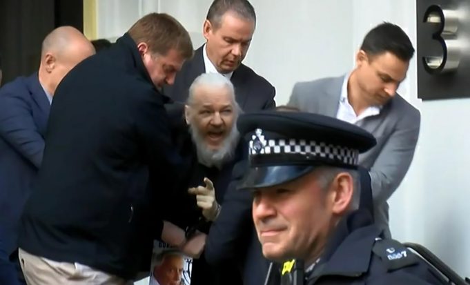 La Vanguardia - Ecuador retira asilo a Julian Assange y es detenido por autoridades londinenses