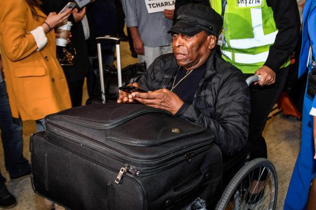 Tras hospitalización en París, Pelé regresa a Sao Paulo