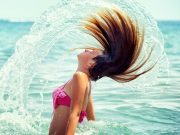 No maltrates tu cabello con la piscina, el sol y la playa.