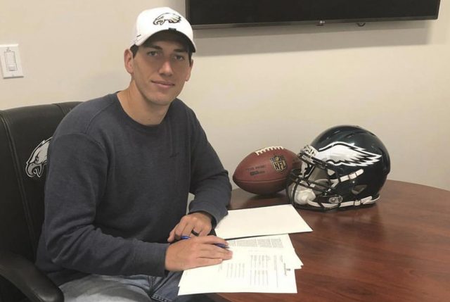 El QB Luis Pérez va por su segundo aire en la NFL con Eagles