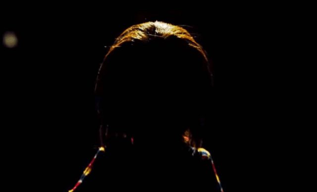 Chucky se deja ver finalmente en la nueva imagen para «Child’s Play» Screen Geek - Bloody Disgusting - En esta nueva película Chucky será un robot asesino en vez de un muñeco poseído