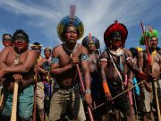 En Brasil, dos mil indígenas se manifiestan para defender sus tierras Vanguardia - En Brasil, dos mil indígenas se manifiestan para defender sus tierras