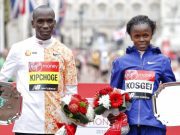 Conquista Kipchoge tetracampeonato en el Maratón de Londres Los keniatas conquistaron la competencia en las ramas varonil y femenil