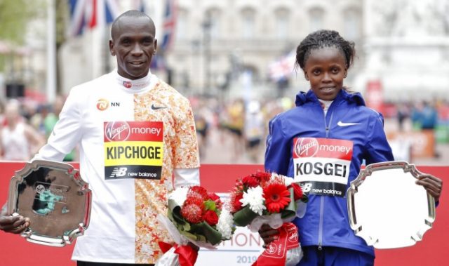 Conquista Kipchoge tetracampeonato en el Maratón de Londres Los keniatas conquistaron la competencia en las ramas varonil y femenil