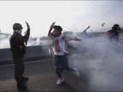 Es un intento de golpe de estado, pero ya está controlado: afirma gobierno de Maduro Tanques militares atropellaron a manifestantes en Caracas
