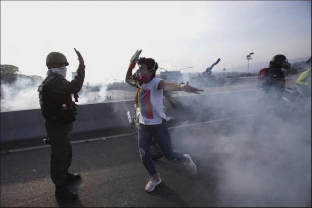 Es un intento de golpe de estado, pero ya está controlado: afirma gobierno de Maduro Tanques militares atropellaron a manifestantes en Caracas