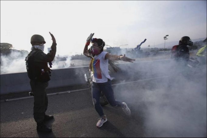 Tanques militares atropellaron a manifestantes en Caracas
