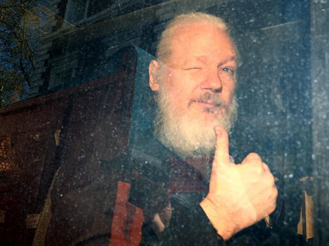 Condenan con cárcel a Julian Assange, fundador de WikiLeaks Assange Reuters
