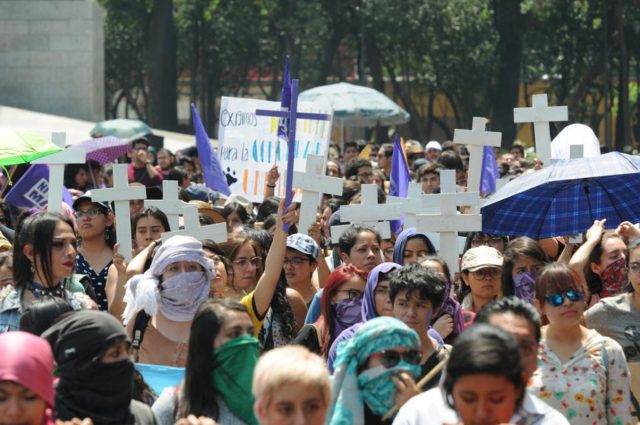 Estudiantes de la UNAM marchan a Rectoría; exigen esclarecer asesinato de Aideé Estudiantes de la UNAM marchan a Rectoría; exigen esclarecer asesinato de Aideé