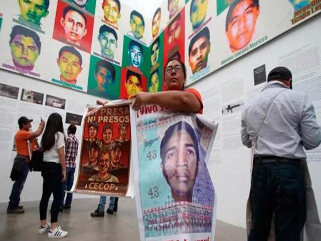 Familiares de los normalistas desaparecidos visitan obra de Ai Weiwei El Universal - Familiares de los normalistas desaparecidos visitan obra de Ai Weiwei