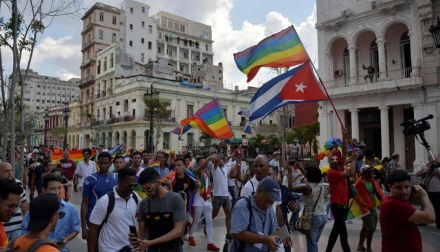 Policía cubana dispersa marcha LGBTI; hay al menos dos detenidos Policía cubana dispersa marcha LGBTI: acusa ilegalidad
