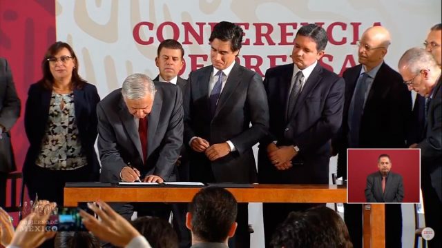 AMLO firma acuerdo para refinanciar deuda y renovar créditos de Pemex AMLO firma acuerdo para refinanciar deuda y renovar créditos de Pemex