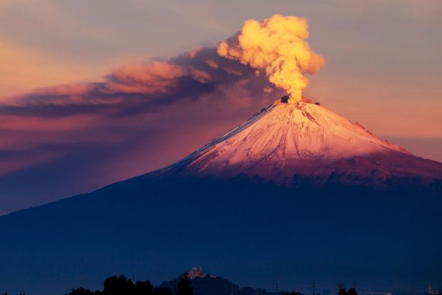Semáforo de alerta volcánica del Popocatépetl desciende a Amarillo Fase 2 Un grupo de alpinistas consiguió ascender hasta el cráter del Popocatépetl