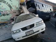 Camión de la policía choca contra taxis en Tejupilco; dos muertos y 11 lesionados