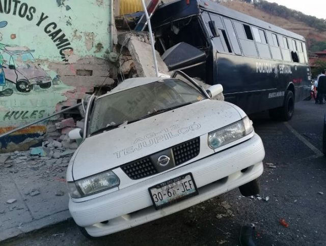 Camión de la policía choca contra taxis en Tejupilco; dos muertos y 11 lesionados