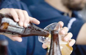 Locales que venden alcohol a menores en planteles de la UNAM, en la mira del Invea