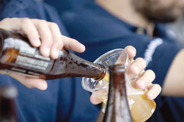 Locales que venden alcohol a menores en planteles de la UNAM, en la mira del Invea