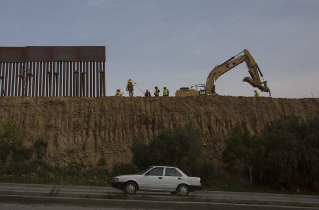 EUA construye muro fronterizo entre Arizona y Sonora EUA construye muro fronterizo entre Arizona y Sonora