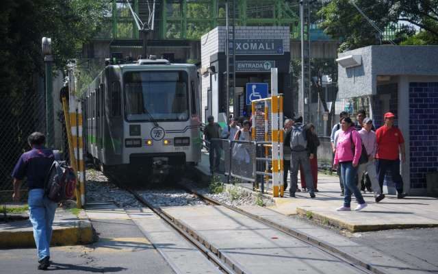 Tren Ligero dejará de dar servicio en 10 de sus estaciones Del 1 de julio al 31 de diciembre el Tren Ligero cerrará sus puertas de Taxqueña al Estadio Azteca