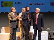 Venezolano gana el premio Bienal Mario Vargas Llosa The Night es una novela que relata parte de los horrores de un pueblo que vive bajo un régimen autoritario.