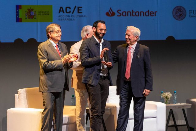 Venezolano gana el premio Bienal Mario Vargas Llosa The Night es una novela que relata parte de los horrores de un pueblo que vive bajo un régimen autoritario.