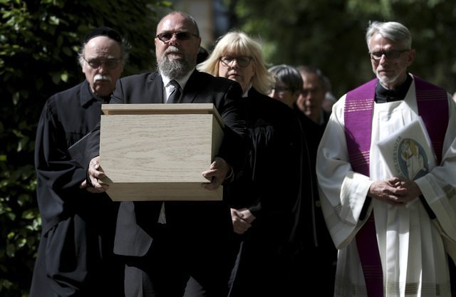 Sepultan restos de víctimas de la Segunda Guerra Mundial