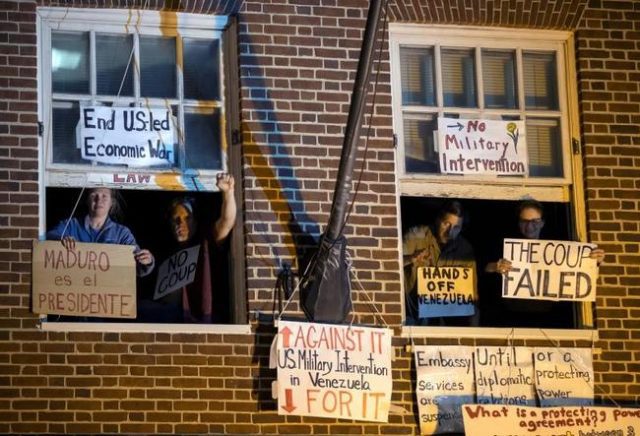 Se mantiene concentración de activistas en Embajada de Venezuela en Washington Ya suman 34 días de manifestaciones
